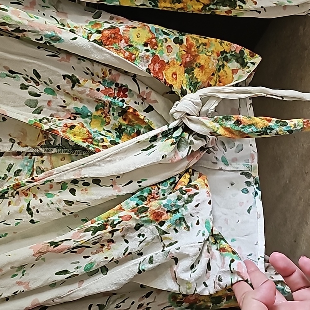 🍀A used long sleeve floral blouse include necklace - Picture 4 of 5
